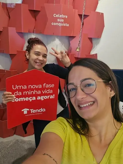 Carolina comemorando o primeiro apartamento com a placa 'Uma nova fase da minha vida começa agora'