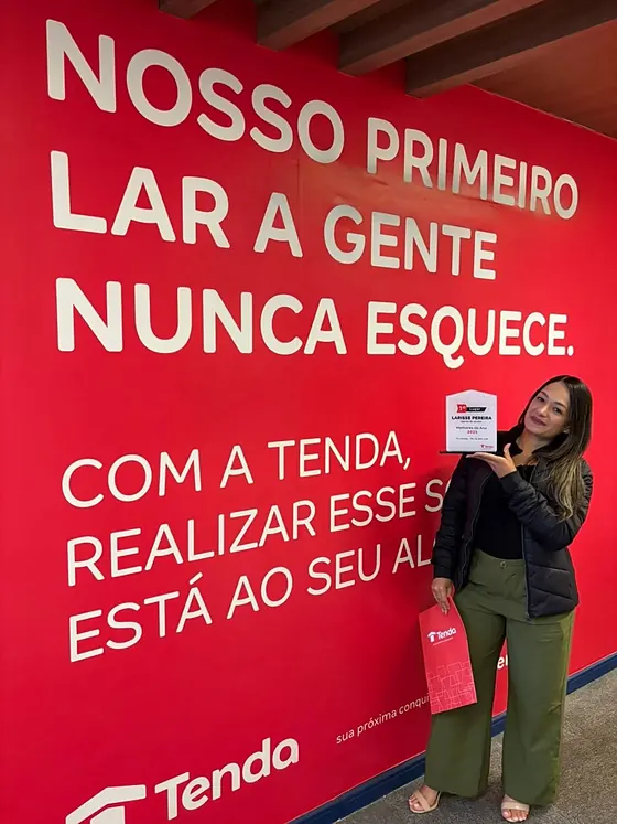 Larisse Silva segurando o troféu de primeiro lugar em vendas de 2025